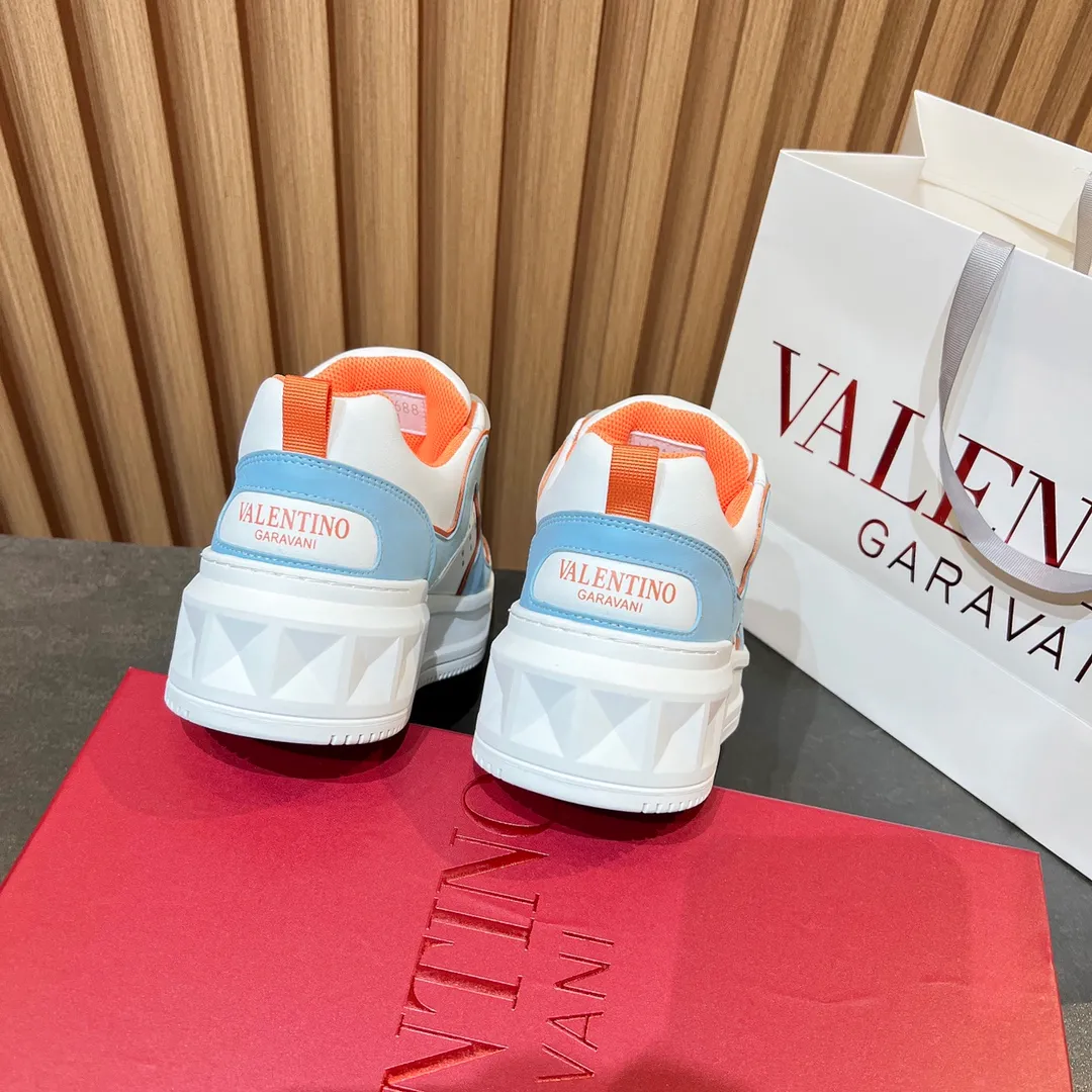 👟👟Ex-factory price 660👟👟 𝑽𝒂𝒍𝒆𝒏𝒕𝒊𝒏𝒐Valentino 𝑶𝒏𝒆𝑺𝒕𝒖𝒅 Couple casual sports shoes series Valentino 2024 new couple sports shoes are on sale. The original ZP was purchased and dismantled. Repeated pattern making and modification. I tried my best to restore it one to one! Top luxury masterpiece Signature five-pointed star design Soft and comfortable genuine leather with contrasting colors brings excellent and elegant texture and excellent on-foot comfort Top purchasing version upper: imported calfskin surface/original oil edge craftsmanship Outsole: original development 𝐓𝐏𝐔 two-color combination outsole Packaging: original configuration complete package Code number: 34-𝟒𝟓
